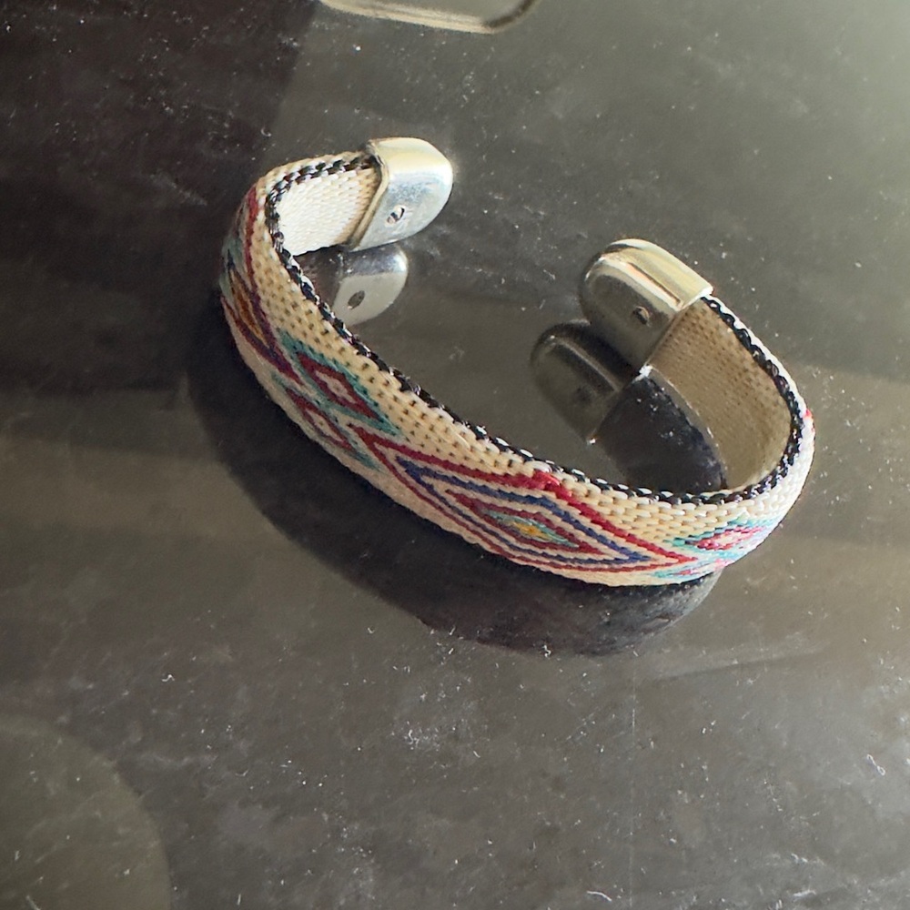 CHAMULA

Bendable Horsehair Bracelet - Ivory/Red/Blue